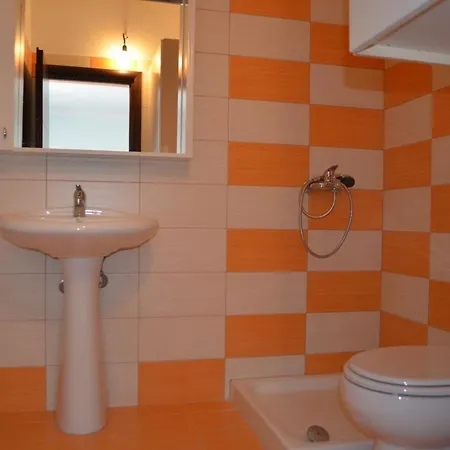 Jon Hostel